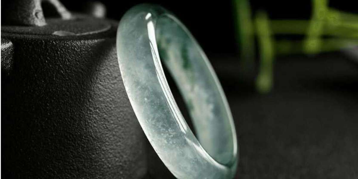 Emerald Bracelet Design and Style Evolution